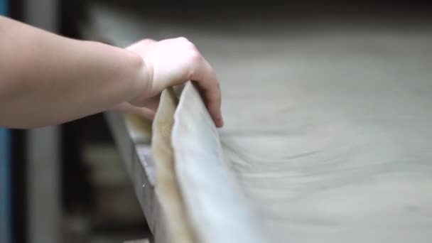 一位女工正在准备一条橡胶保护毯 用于在炉中加热的产品 硬化玻璃面板工业炉 — 图库视频影像