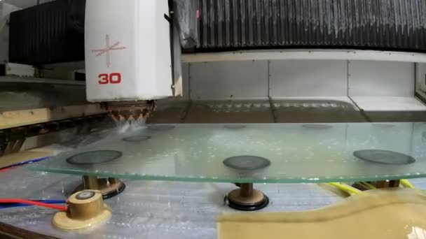 Painel Vidro Fresagem Com Uma Máquina Cnc Industrial Máquina Refrigerada — Vídeo de Stock