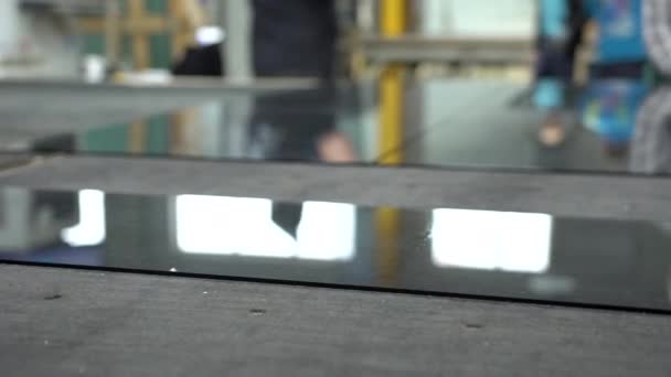 Män Som Arbetar Glasfabrik Reflektion Glasruta Glasskivor Ligger Bordet Glas — Stockvideo