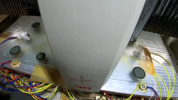 Ujęcie Góry Dół Frezowania Szklanego Panelu Przemysłową Maszyną Cnc Maszyna — Wideo stockowe