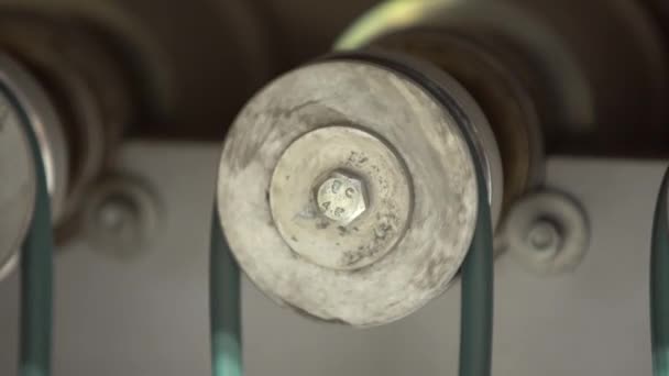 用一个螺丝旋转肮脏的传动轮 现代工业中使用的旋转钢制滑轮 连接多个轮转轮的弹性绳 — 图库视频影像