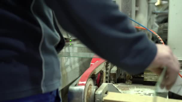 Trabalhador Está Colocando Folhas Vidro Transportador Wihch Leva Uma Máquina — Vídeo de Stock