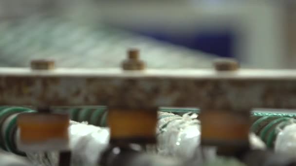 工場コンベアローラーのガラスパネル 複数の回転ラウンドローラーとガラス要素を輸送します ガラス工場内のコンベア — ストック動画