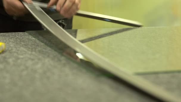 Werknemer Snijden Glazen Paneel Met Een Liniaal Mes Glasplaat Verkorten — Stockvideo