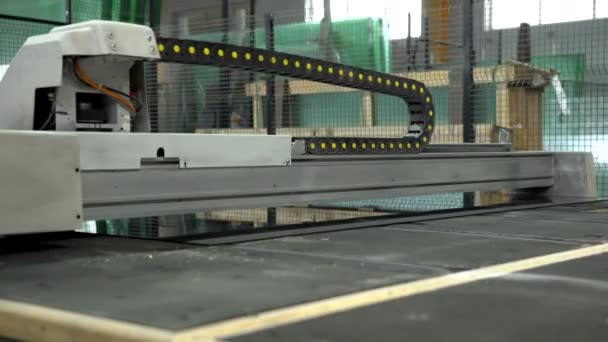 Розрізання Великих Скляних Панелей Дрібніші Елементи Великою Машиною Великий Промисловий — стокове відео