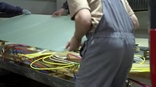 Τοποθέτηση Ενός Τεράστιου Υαλοπίνακα Cnc Τραπέζι Μηχανής Κρατώντας Στη Θέση — Αρχείο Βίντεο