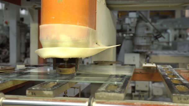 Fresadora Cnc Durante Operación Máquina Cnc Perforando Agujeros Panel Vidrio — Vídeo de stock