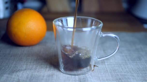 Zeitlupe Schwarzer Kaffee Der Eine Durchsichtige Italienische Espressotasse Auf Ein — Stockvideo