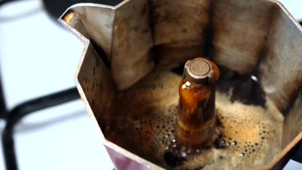 Slow Motion Svart Kaffe Häller Ner Inuti Röd Italiensk Kaffebryggare — Stockvideo