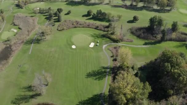 高尔夫球场的无人机录像这是本系列的许多片段中的一个 每个片段都显示了高尔夫球场的不同角度和框架中略有不同的内容 播放器 — 图库视频影像