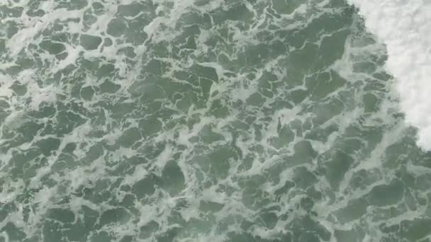 4K空中トップ朝にバルカラのビーチでクラッシュする波のショット — ストック動画