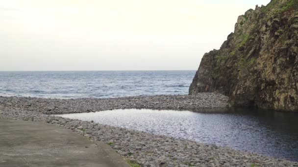 アルコ ソホルヘ島 サンタナ島 マデイラ島 ポルトガルの石のビーチでのラグーンと海岸線の眺め — ストック動画
