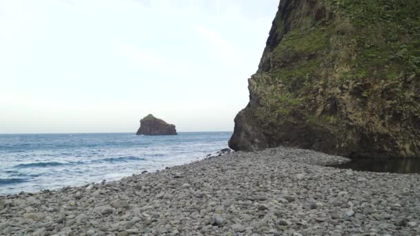 Vista Ondas Esmagando Praia Rochosa Arco Jorge Santana Ilha Madeira — Vídeo de Stock