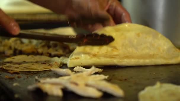 Prodejce Otevře Quesadilla Tortilla Naplnit Carne Asada Frijoles Před Podáváním — Stock video