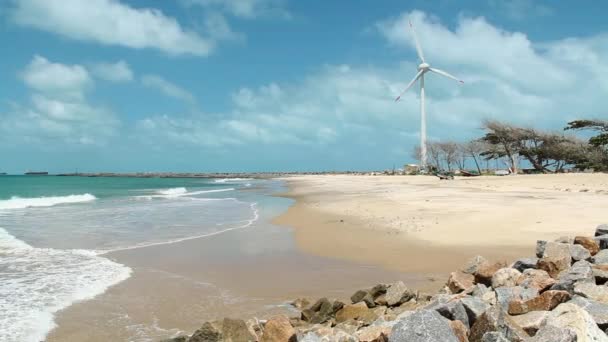 Väderkvarn Och Strand Med Vindkraft Fortaleza Cear — Stockvideo
