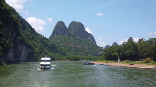 Passagerare Turist Båt Som Reser Den Magnifika Floden Från Guilin — Stockvideo