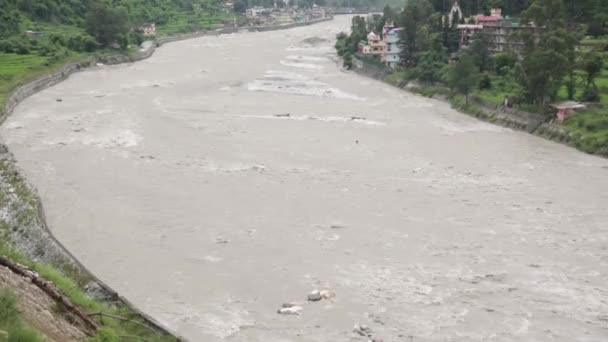 Himalajska Górska Rzeka Ganges Przepływająca Przez Wioski Miasta Himalajów Uttarakhand — Wideo stockowe
