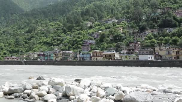 Himalajska Górska Rzeka Ganges Przepływająca Przez Wioski Miasta Himalajów Uttarakhand — Wideo stockowe