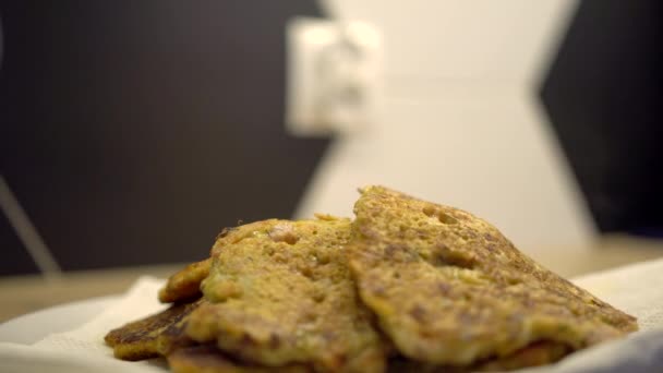 Frisch Gebackene Hausgemachte Vegane Pfannkuchen Mit Einem Schwarzen Plastiklöffel Auf — Stockvideo