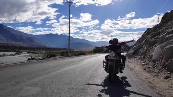 Parallax Shot Van Twee Mensen Een Motorfiets Schilderachtige Leh Manali — Stockvideo