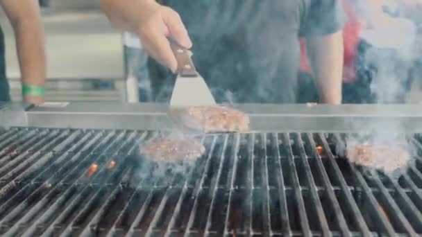 Mann Wirft Burger Patty Auf Den Grill Und Löst Große — Stockvideo