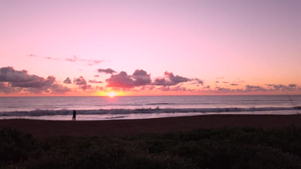 Uhd Hawaii Kauai Plajdaki Çift Parçalı Bulutlu Güneşin Doğuşunu Izliyor — Stok video
