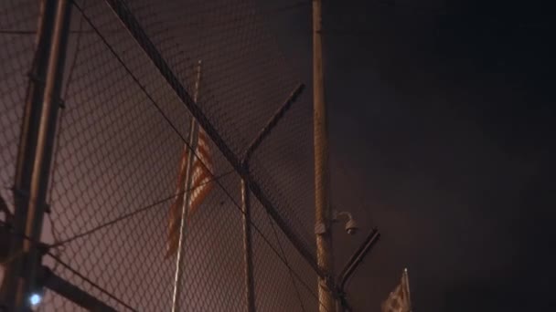 Americká Vlajka Foukání Plotem Obklopen Kouřem Noci — Stock video