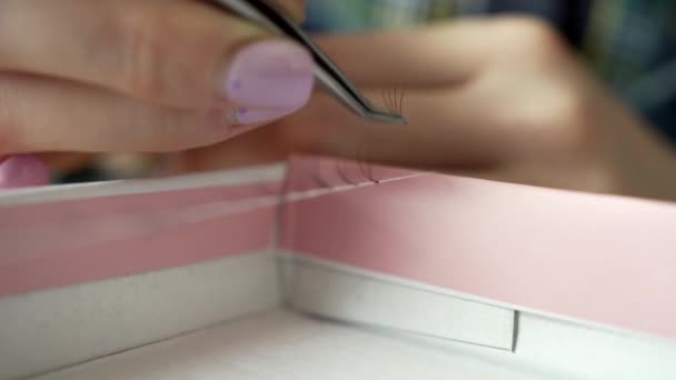 Vrouw Met Roze Nagels Lijmen Wimpers Aan Een Gespannen Draad — Stockvideo