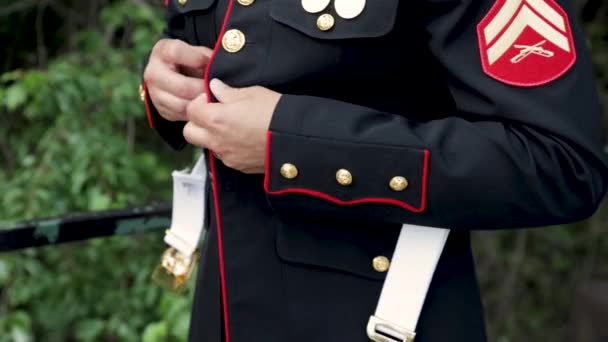 Americano Marine Rango Caporale Bottoni Sua Uniforme Uno Sfondo Natura — Video Stock