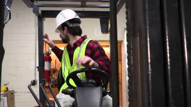 Pracownik Magazynu Noszący Twardy Kapelusz Obsługujący Wózek Widłowy — Wideo stockowe