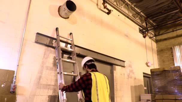 Trabalhador Colarinho Azul Escalando Uma Escada Para Realizar Trabalho Manutenção — Vídeo de Stock
