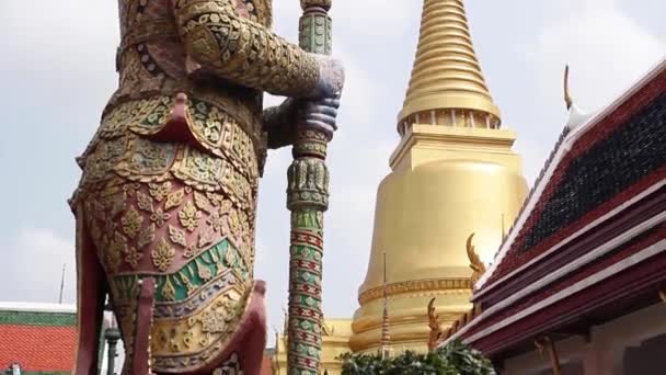 ワット プラカウバンコク大宮殿寺院の戦士像 サイドビュー 足を滑らせ — ストック動画