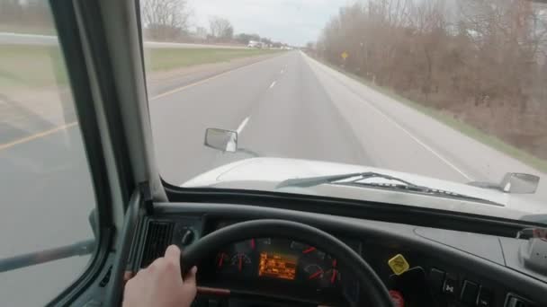 Vista Primera Persona Camionero Conduciendo Una Interestatal Vacía Durante Orden — Vídeos de Stock