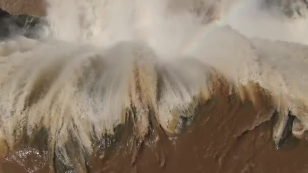 Extreme Nahaufnahme Von Oben Wie Mächtiges Reißendes Wasser Über Steile — Stockvideo