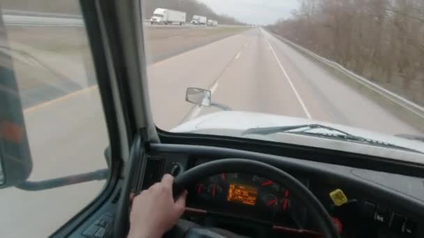 Widok Pierwszej Osoby Wewnątrz Półciężarówki Jadącej Prędkością Autostrady Pustej Międzystanowej — Wideo stockowe