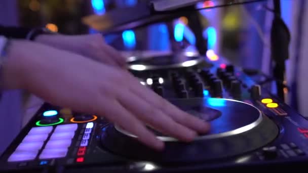 音楽ミキサー機器で音楽を再生するDjの閉鎖 DjはDj音楽コンソールでホイールを回転させます Deejayはパーティーでミキシングコンソールで音楽をスクラッチ — ストック動画