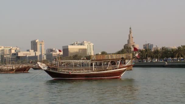 Dhow Árabe Tradicional Barco Barco Anclado Bahía Doha Con Telón — Vídeos de Stock