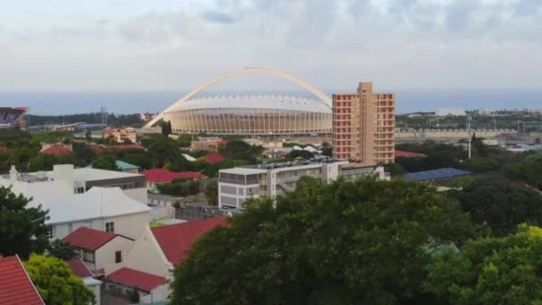 Drone Elevándose Por Encima Ciudad Durban Para Revelar Estadio Fútbol — Vídeos de Stock