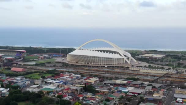Luftaufnahme Des Moses Mabhida Fußballstadions Durban Mit Den Zuglinien Vordergrund — Stockvideo