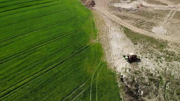 Drone Schot Van Trekker Rijden Een Grind Veld Verlaten Van — Stockvideo