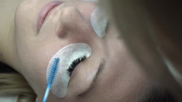 Dziewczyna Czesała Rzęsy Salonie Kosmetycznym Kosmetolog Przygotowujący Klientkę Powiększenia Rzęs — Wideo stockowe