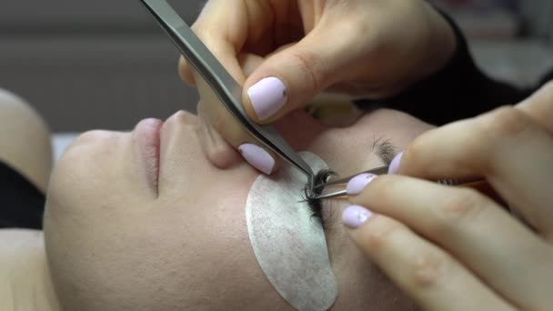 Kobiece Oko Długimi Zakrzywionymi Rzęsami Młoda Kobieta Poddawana Zabiegowi Powiększania — Wideo stockowe