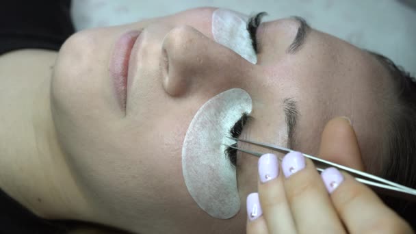Vakkundige Cosmetoloog Verhoogt Wimpers Met Een Volumetrische Methode Een Schoonheidssalon — Stockvideo