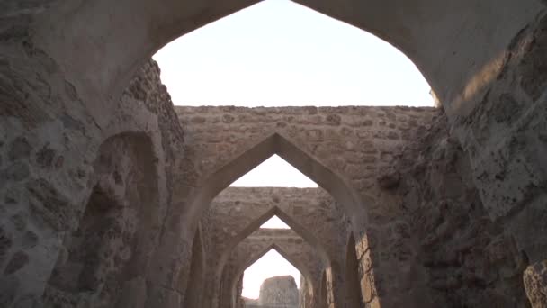 Poupées Basculements Travers Les Anciennes Arches Fort Bahreïn — Video