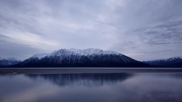 Timelapse Nuages Sombres Alors Ils Passent Dessus Montagnes Enneigées Bras — Video