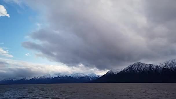 Timelapse Wolken Bewegen Zich Besneeuwde Bergen Het Water Stroomt Turnagain — Stockvideo