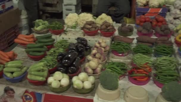 Schwenken Über Obst Und Gemüseauslagen Auf Dem Zentralen Obst Und — Stockvideo