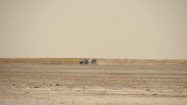 Fata Morgána Důsledku 4X4 Turistického Vozidla Křižujícího Makadikgadi Salt Pan — Stock video