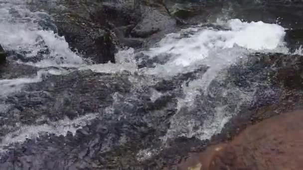 Hawaii Kauai Cámara Lenta Boom Roca Lava Naranja Rojiza Agua — Vídeos de Stock