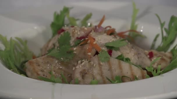 Chef Enchapando Una Ensalada Pollo — Vídeos de Stock